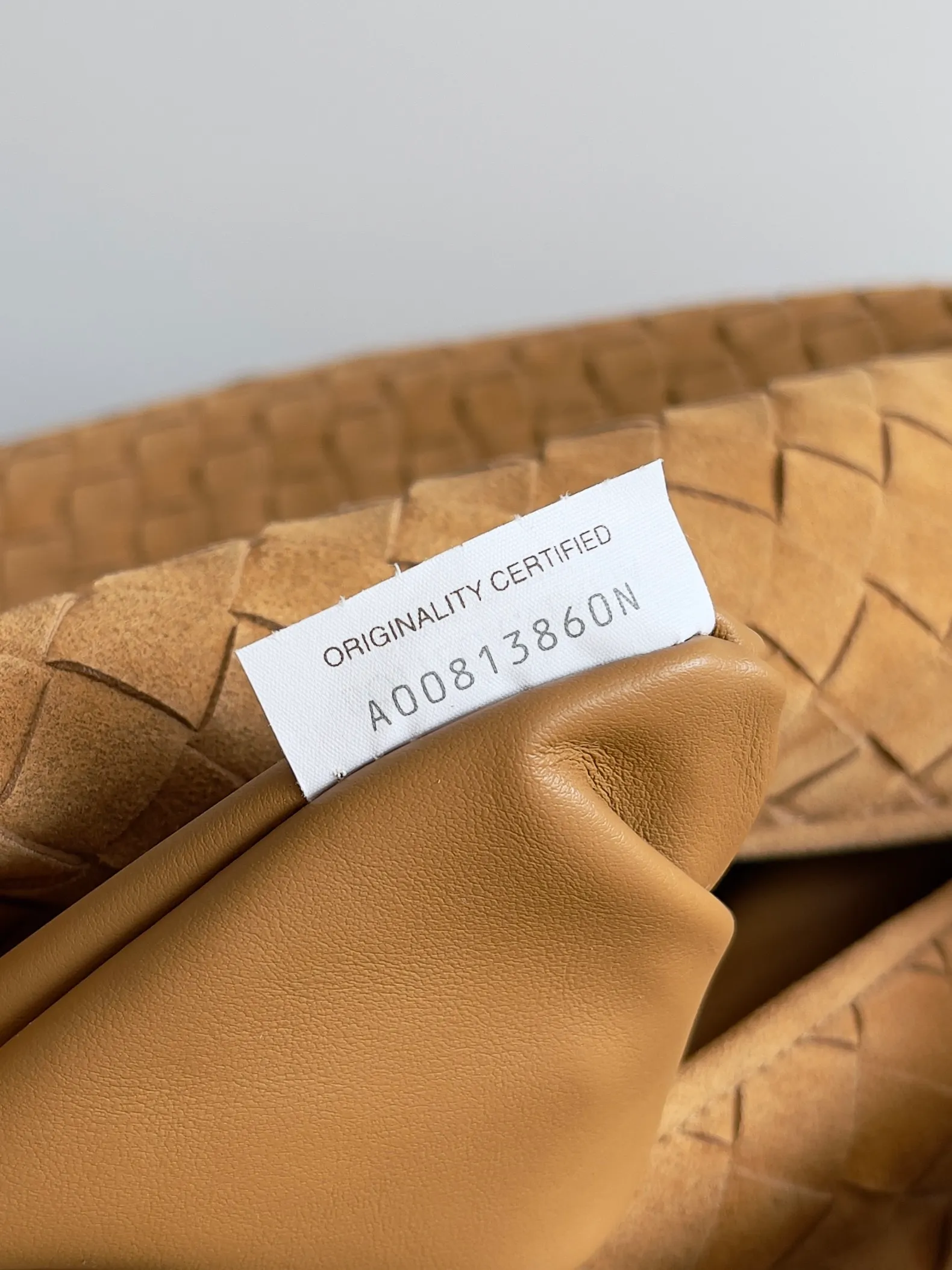 Batch 2160 Recently, I seem to be obsessed with this bag from BV~ The new Hop is really not too beautiful. The whole bag has no seams. The bag body and handles are made of one piece of leather. It embodies the style and essence of Bottega Veneta. It truly represents craftsmanship and creativity. The large size has a very loose and lazy upper body. Big bag lovers will definitely not regret buying it. Style number: 763970 Size: 53*24*13